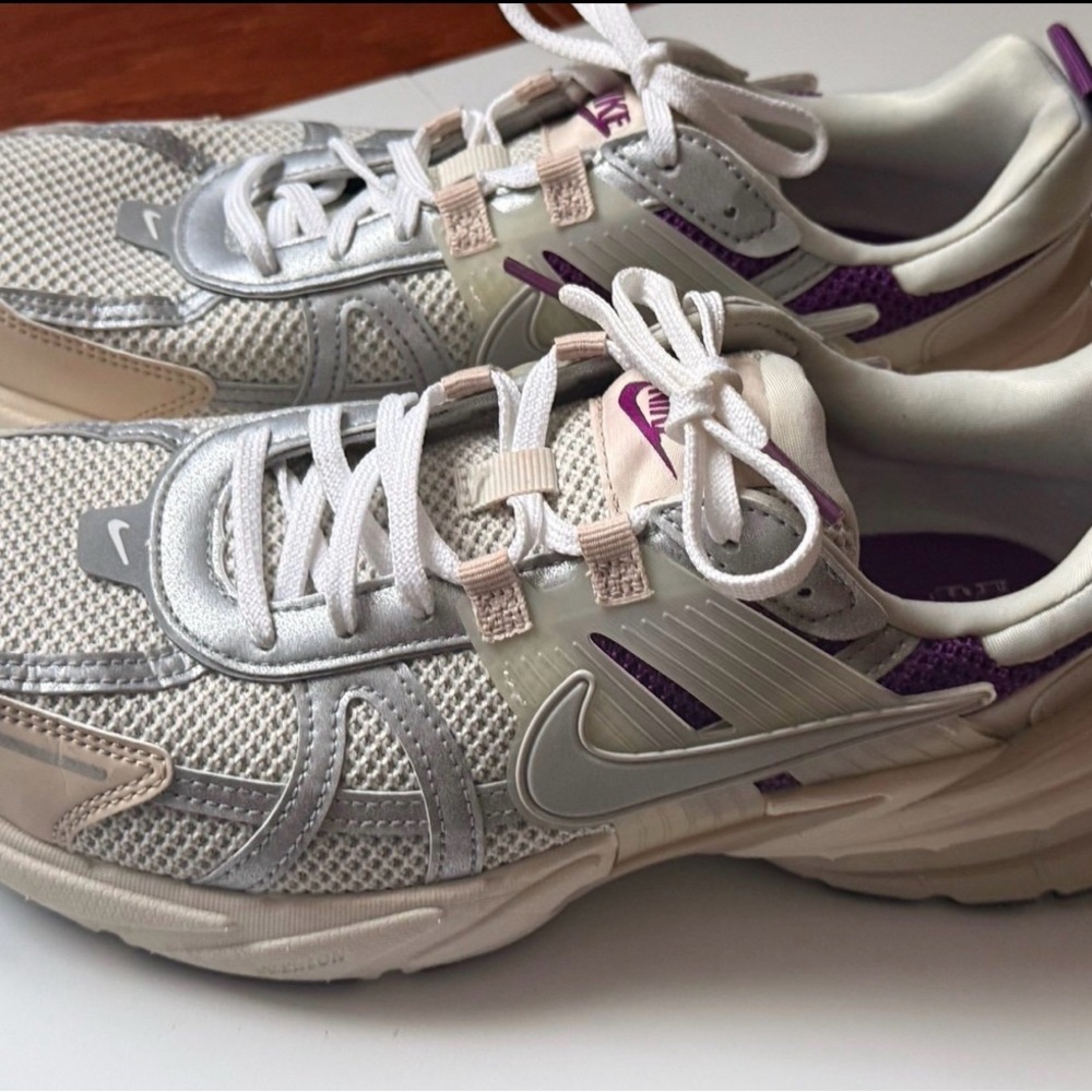 Nike V2 Light Bone Woman’s Running/Walking Shoe-SIZE 9.5